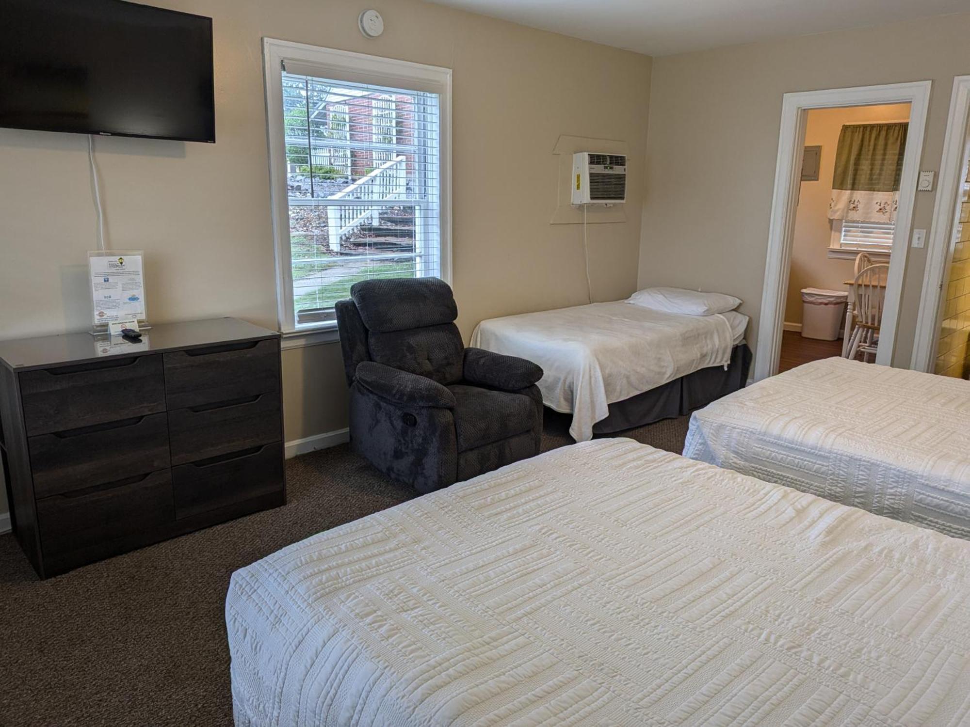Early American Motel Aurora Extérieur photo