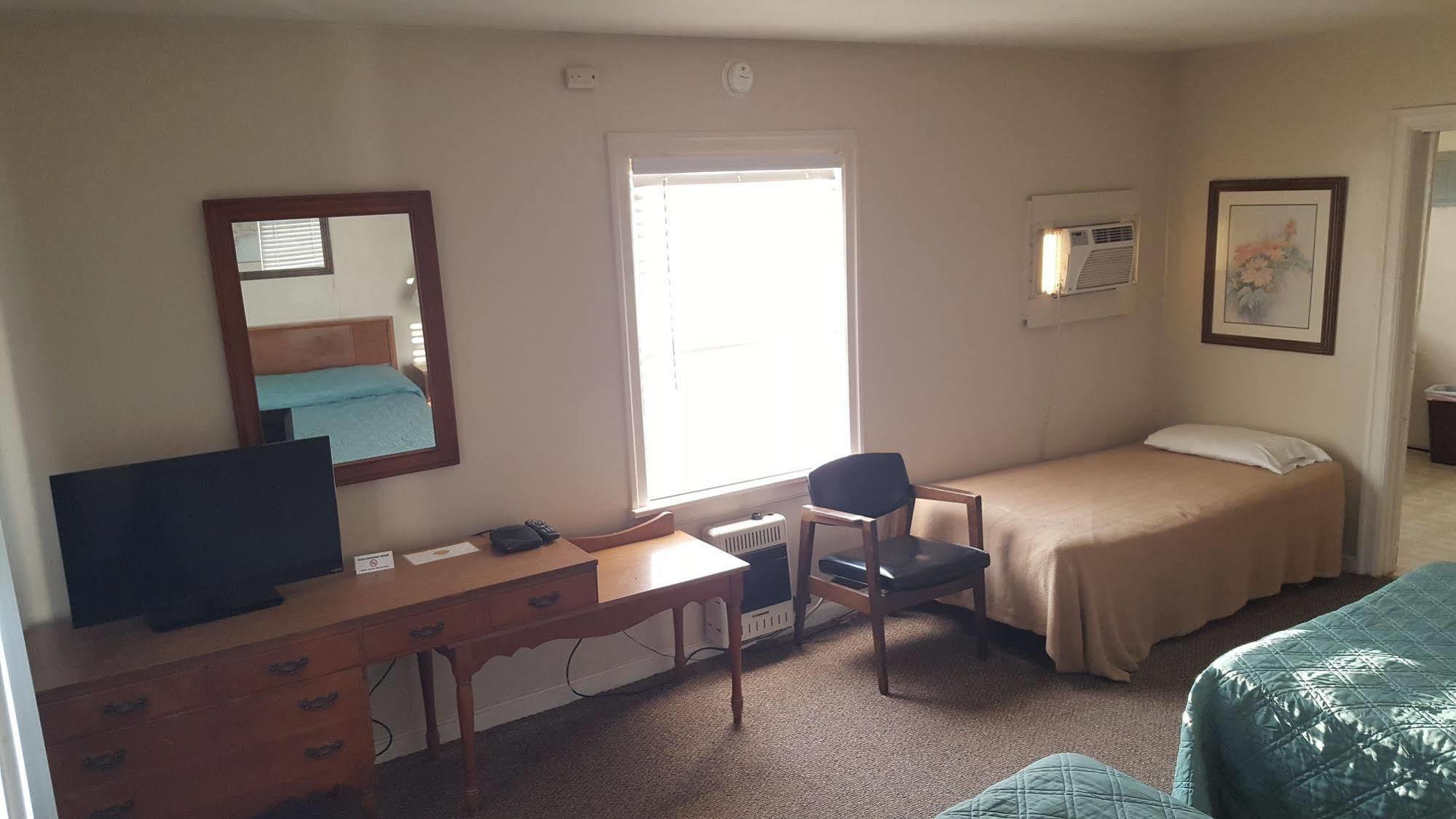 Early American Motel Aurora Extérieur photo